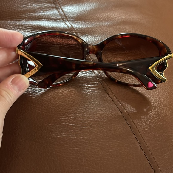 Betsey Johnson tortoiseshell heart sunglasses 🤎 - Picture 5 of 9